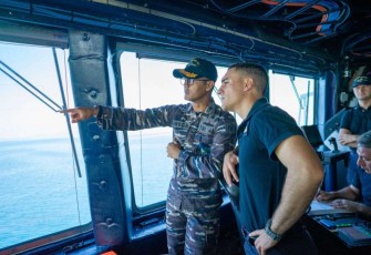 Perwira TNI AL saat mendapatkan pembelajaran di kapal perang Italia
