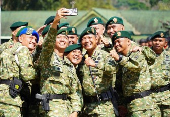 Pangdivif 2 Kostrad Mayjen TNI Anton Yuliantoro foto bersama usai sertijab 