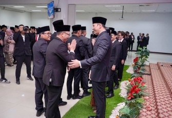 Menteri ATR/BPN Agus Harimurti Yudhoyono memberikan ucapan selamat kepada Indra Gunawan 