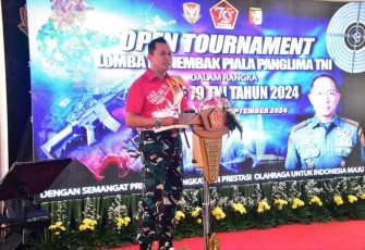 Kasau Marsekal TNI M Tonny Harjono saat membacakan sambutan Panglima TNI sekaligus membuka kejuaraan menembak, Jum'at (20/9)
