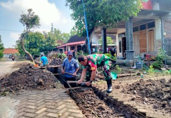 Kerja Bakti Pembuatan Selokan oleh Babinsa Desa Ngengor
