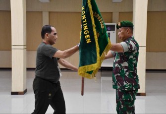 Danrem 081/DSJ Kolonel Inf Rama Pratama saat melepas kontingen Kodam V Brawijaya 