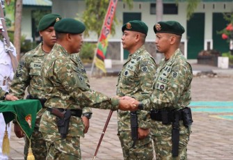 Danmenarmed 2 Kostrad Letkol Arm Siswo Budiarto menyerahkan tongkat komando Danyonarmed 12 Kostrad Letkol Arm Dr Erlan Wijatmoko di Ngawi, Senin (23/9)