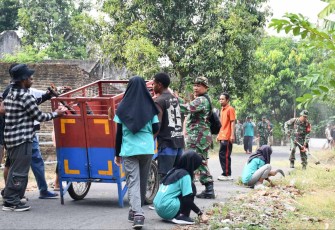 Karya bakti bersihkan lingkungan 