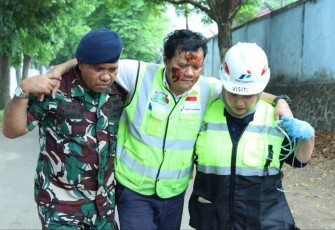 Evakuasi korban kebakaran depot BBM di Lanud Husein Sastranegara Bandung 
