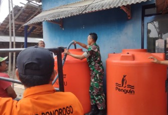 Pengawalan distribusi air bersih di wilayah desa binaan 