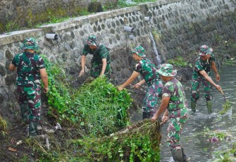 Karya bakti bersihkan lingkungan 