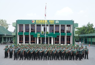 Foto bersama jajaran Korem 081/DSJ
