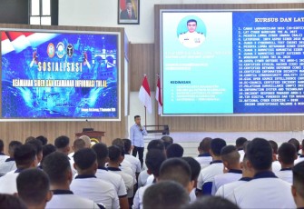 Sosialisasi keamanan siber dan keamanan informasi prajurit Koarmada III 