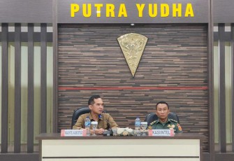Kasintel Menarmed 2 Kostrad Mayor Arm Sumarsono bersama Waasintel Kaskostrad Kolonel Inf Andi Gus Wulandari 