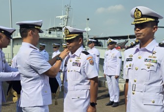 Komandan Satuan Kapal Koarmada III Kolonel Laut (P) Mandiri Kartono saat sertijab Komandan KRI Panah-626