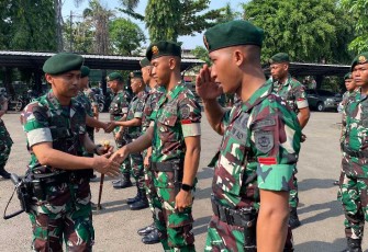Danyonarmed 12 Kostrad Letkol Arm Dr Erlan Wijatmoko memberikan ucapan selamat kenaikan pangkat prajuritnya, Selasa (1/10)
