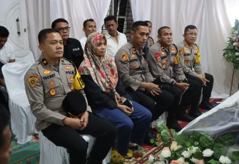 Kapolrestabes Medan Melayat ke Rumah Duka 