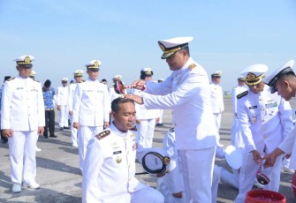 Danpuspenerbal Laksda TNI Sisyani Jaffar menyiram air kembang kenaikan pangkat personelnya