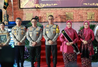 Kapolda Jatim Irjen Pol Imam Sugianto foto bersama dalam HUT Polwan le-76