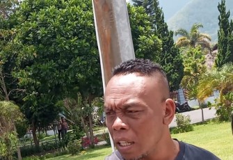 ASN Berpakaian Preman saat mengamuk dan saling dorong dengan wartawan media petanttnews di depan kantor Bupati Manggarai,Kamis(3/10)