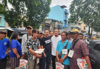 Chairum Lubis SH Ketua Pewarta Polrestabes Medan Berbagi Sembako kepada Masyarakat.