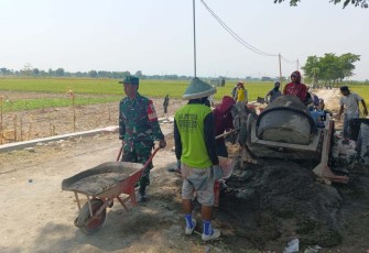 Gotong royong perbaikan jalan wilayah desa binaan 