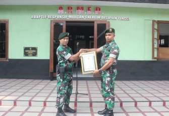 Dandenma Menarmed 2 Kostrad Mayor Arm Sumarsono memberikan piagam penghargaan prajurit terbaik, Senin (14/10)