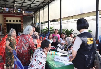 Kapolrestabes Berikan Sembako dari Kapoldasu Pada Gelaran Minggu Kasih