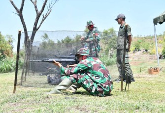Latihan menembak prajurit Kodim 0802/Ponorogo 