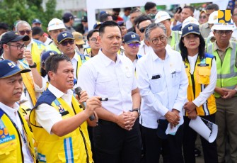Menteri PU Dody Hanggodo saat memberikan pemaparan kepada Menko AHY