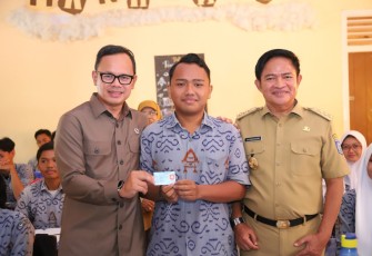 Wamendagri Bima Arya saat menyerahkan KTP-el ke siswa SMAN 1 Mataram