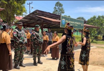 Tarian adat saat menyambut Pangdam XII/Tpr Mayjen TNI Iwan Setiawan di rumah singgah remaja