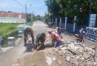 Gotong royong perbaiki jalan di wilayah desa binaan 