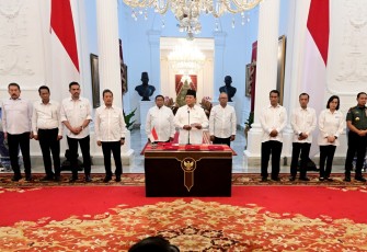 Panglima TNI Hadiri Penandatanganan PP Penghapusan Piutang Macet UMKM di Istana Negara 