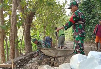 Pembuatan tanggul di wilayah desa binaan
