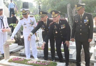 Dandim 0833/Kota Malang Letkol Arm Aris Gunawan (kedua dari kiri) saat ziarah dan tabur bunga di TMP Suropati, Minggu (10/11)