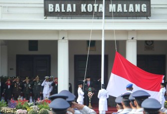 Dandim 0833/Kota Malang Letkol Arm Aris Gunawan saat upacara peringatan hari Pahlawan di Balai Kota Malang, Minggu (10/11)