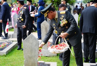 Panglima TNI Hadiri Upacara Peringatan Hari Pahlawan dan Tabur Bunga di TMPNU Kalibata 