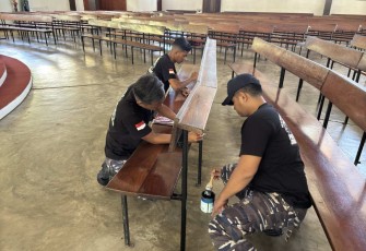 Karya bakti pengecetan gereja di Vanuatu