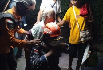 Prajurit TNI AL evakuasi warga terdampak erupsi gunung Lewotobi Laki-laki 