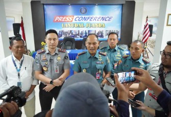 Danlanudal Juanda Kolonel Laut (P) Dani Achnisundani saat memberikan keterangan pers, Senin (11/11)