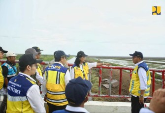 Wamen PU Diana saat meninjau jaringan irigasi food estate di kabupaten Kapuas, Kalteng, Senin (11/11)