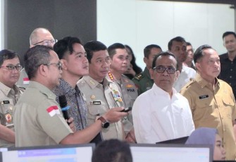 Wapres RI Gibran Rakabuming saat menerima pemaparan Kepala BNPB Suharyanto dalam penanganan erupsi gunung Lewotobi Laki-laki di Jakarta, Selasa (12/11)