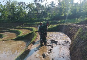 Bantu olah lahan petani wilayah desa binaan 