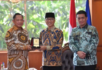 Mendes PDT Yandri Susanto menerima cenderamata dari Mendagri Tito Karnavian di Jakarta, Kamis (14/11)