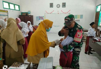 Bulan Imunisasi Sekolah di wilayah desa binaan 