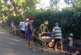 Kerja bakti bersihkan lingkungan bersama warga