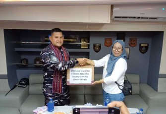 Penyerahan bantuan untuk korban terdampak erupsi gunung Lewotobi Laki-laki 