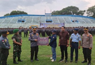 Dandim 0833/Kota Malang Letkol Arm Aris Gunawan menghadiri kesiapan Satlinmas jelang Pilkada 2024