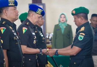 Pangdam XVIII Kasuari Mayjen TNI Haryanto saat melantik Danpomdan 