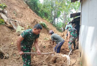 Sigap bantu evakuasi material tanah longsor di wilayah desa binaan 