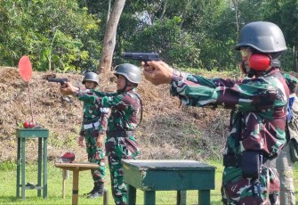Latihan menembak pistol prajurit Kodim 0801/Pacitan 