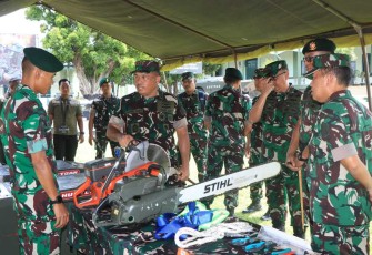 Pangkogabwilhan II Marsda TNI M Khairil Lubis saat pengecekan kesiapan alat penanggulangan bencana di Yonzipur 10/JP, Malang, Kamis (21/11)