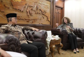 Mendes PDT Yandri Susanto bersama delegasi Bank Dunia, Anna Wellenstein di Jakarta, Kamis (21/11)